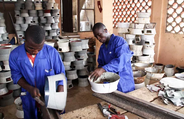 Lokale mannen installeren schone kooktoestellen in Nigeria
