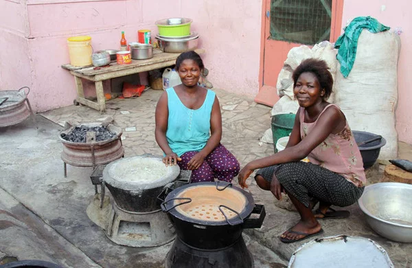 Photo of local women using clean cookstoves in Nigeria