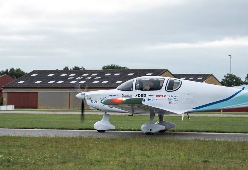 Zero-emission plane on a runway in Delft