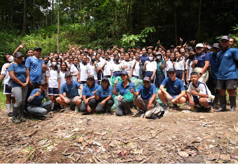 Group picture of volunteers cleaning up plastic