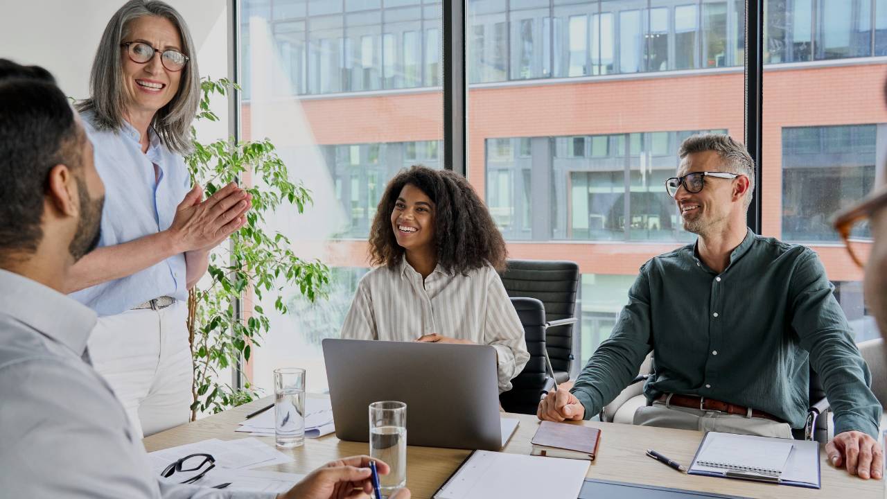 Duurzame team lacht tijdens hun vergadering op kantoor