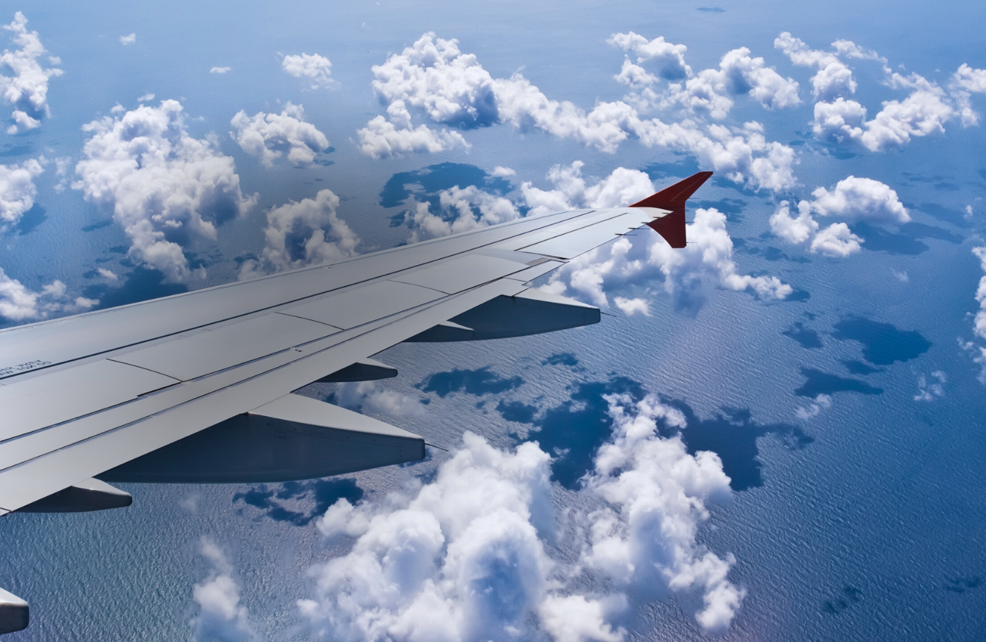 foto vanuit vliegtuig met wolken